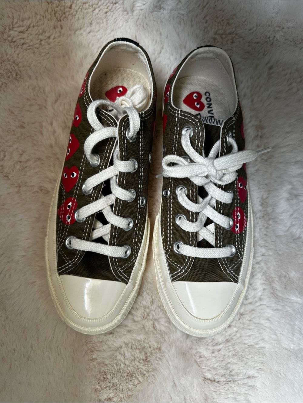 COMME DES GARCONS PLAY- Emblem Low Top Sneakers UNISEX